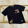 S24 Summer EV Tanrı Çift T-Shirt Küçük Swagull İşlemeli Brocade Çok Cep Çok Cash Gevşek Yuvarlak Yuvarlak Boyun Erkekler Kısa Kollu 369774