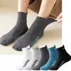 Chaussettes masculines 5 paies de haute qualité sports respirants coton de coton décontracté et automne d'été Mid-Tub Basketall Meias grande taille 38-45