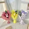 Decoratieve bloemen Cartoon pluche poppen wevende boeket afstudeerseizoen herdenkingsfestival schattige hand met bloementas