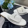 2024 Designer Paris Letser Nowe swobodne płaskie sandały Ladies Rhinestone Letters Fashion Luksusowe rozmiary Flip-Flops 35-41