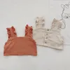 Les vêtements fixent un costume pour enfants avec un haut court et une jupe à carreaux pour des manches sans manches d'été.