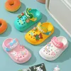 9UQH Sandales 2004 Baby Slippers Shoe Sandales pour fille Boy Mules Baby Girl Cartoon Shoe Sandale Infantil pour garçon Garden Garden Shoe Infant Gir 240419