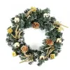 Dekorativa blommor före litta konstgjorda julkrans | Flockade med blandade dekorationer och minimalistisk kransfauxblad