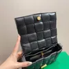 Bolsa de travesseiro de grife de luxuosa bolsa de ombro de couro de luxo com linhas limpas para o corpo macio, elegante e elegante bolsa