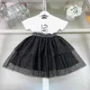 Merkmeisjes jurken sets witte t shirts met zwarte mesh rokken hoogwaardige baby twee stuks sets ontwerper kinderen zomer cake rokken sets