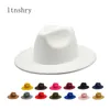 Autumn Winter Dames vilt hoed Fedoras grote rand hoeden voor vrouwen Britse stijl vintage kerkhoeden dame flat riem witte jazz cap 240419