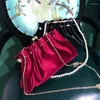 DrawString Vintage Velvet Handväskor Kvinnor Väskor 2024 Designer Pearl Chain Pleated Bag Shoulder For Elegant Dinner Wedding