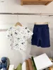 Fashion Baby Tracksuits Jungen kurzärmeliger Anzug Kinder Designer Kleidung Größe 100-160 cm T-Shirt und Taschen-Dunkelblaue Shorts 24April