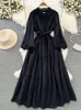 カジュアルドレス女性秋のドレスヴィンテージスタイルの長袖スタンディングネックウエストミッドレングスa-lineホロー刺繍ベスティドスD5113