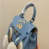 24SS Top Women's Luxury Designer är söt Readymade Little Monster Bag Plush Tote med Metal Latch 19cm QAGRQ
