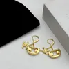 24SS Luxury Big Pearl Celi Brand Letters Designer Servgs для женщин 18 тыс. Золотых шпильков Элегантный шарм бриллиант с двумя боковыми шариками aretes Уваренные кольца подарки ювелирные изделия