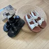 Nouvelles pantoufles Mules pour femmes chaussures de créateur sandale glissade mode Lady Summer en cuir en cuir en dehors de la plate-forme de plage de plage de plage hôtel plats plats sandale