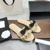 Slippers xioxiangfeng Bowtie Женская летняя жемчужная пуговица Крутая плоская пляжная обувь