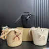 Kvinnors designerväska vävd tygväska mode crossbody påse axel väska hink ficka palm och kalvskinn handväska casual semester naturlig fiber strandpåse