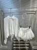 Robes de travail Costumes de luxe pour femmes Blouse de chemise de plumes blanches de haute qualité avec ensembles de jupe décontractés pour femme 2024 DDXGZ2 4.13