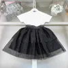 Merkmeisjes jurken sets witte t shirts met zwarte mesh rokken hoogwaardige baby twee stuks sets ontwerper kinderen zomer cake rokken sets