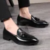 Casual schoenen groot formaat 47 48 mode mannen puntige top formele zakelijke mannelijke trouwjurk flats oxfords kwast trend