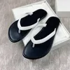 Slippers 2024 Zomer voor vrouwen strandschoenen PVC Flats smalle bandglaasjes glijden op clip teen casual slippers schoen sandaal