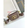 Дизайнер квадрат плеча Valenteino Small Bag Vslings Summermade 2024 Стад Стад Vo Hollow Bags Crochet Woven New V-Button Cross Pure 9dlz