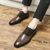 Casual skor storlek 38-46 män klär handgjorda brogue stil paty läder bröllop lägenheter oxfords formella