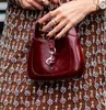 2024 Mulheres vermelhas Bolsas de moda Designer de qualidade Bolsas de ombro de luxo Borgonha preta corporal trava de metal com patente de camurça de camurça de camurça bolsa com caixa