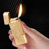 Briquet de roue de broyage classique avec technologie de sculpture exquise, mini-flamme ouverte rétro ouverte plus légère, cadeau des hommes d'affaires