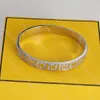 Bruiloft gouden armbandontwerper Bangen voor vrouwen klassiekers diamanten letter armband titanium staal niet vervagende bangle dames sieraden cadeau