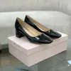 Jimmm Dress Shoe Miseor Summer Cheels 2024 New Women Gift Men Men Luxury Fashion Sandal عالية الجودة من الجلد Chooo Sexy في الهواء الطلق الأسود عالي الكعب أحذية الزفاف