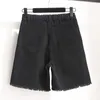 Taille plus taille des femmes shorts bermuda confort à la taille effilochée à l'ourlet cru en déni sim noir avec poches ouc1531 240415