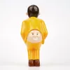 1pc résine embrassant l'ornement de la figurine - corps brun à sweat à capuche jaune, pose de flexion avec visage souriant, fond orange vibrant, affichage décoratif pour le bureau à domicile