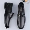 Chaussures décontractées Véritine de cuir masculin Slip sur les mocassins formels Handmade Man Mocasins Italien Noir Homme