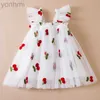 Flickans klänningar 2024 Nya sommarflickor för klänning Flying Sleeve Childrens Bow Strawberry Brodery Mesh Princess Dress 1-5 år Baby Girl Clothes D240423