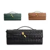 2024 Bolsa de cuero Diamond Woven Baguette Baguette Bag Nicho Shoulder Bag Tend Hardware de oro Hardware Diagonal