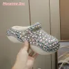 Sandálias 2022 Summer Slippers Solid Slippers Design de nova marca Rhinestone Novelty Crystal Low Heel Frete Frete Round Round Toe Sapatos