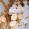 Decoratieve bloemen Aangepaste luxueuze kunstmatige bloemrijarrangement Golden blad bruiloft boog achtergrond muur decor hangende hoek