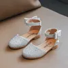 Sandaler flicka prinsessor skor strass pärla barn bröllop fest enstaka skor mode mångsidiga barn söt koreansk stil platt sandaler 240419