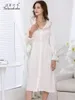 Abbigliamento per il sonno femminile 19 Momme Natural Silk Night Nighthown Women Sexy Lace V-Neck Elegant White Long Nightdress Noightwers per Ladies S5905