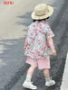Kläder sätter 2-9 år pojkar blomma sommarskjorta shorts två bitar kläder set 2024 koreanska barnkläder färsk födelsedag rosa kappa