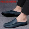 Sapatos casuais masculino masculino de pomotes de couro genuínos do escritório de negócios metade para dirigir mocassins chinelos de luxo