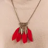 Colliers pendants Bohemian rétro Hollow Personnalité Collier Feator Style Femmes Red Black Long Chain Sweater Jewelr