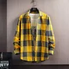 2023 Spring och Autumn Mens Lapel Loose Plaid Button Printed Pocket Casual mode Elegant Pendling Långärmad skjorta 240409