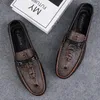 Chaussures décontractées hommes en cuir véritable glissade sur les chaussures de conduite masculines faites à la main