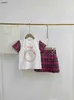 人気の女の子のドレススーツ夏の赤ちゃんトラックスーツキッズデザイナー服サイズ90-140 cmスプレッチデザインTシャツとゴールドボタンスカート24april