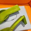最高品質の絹の正方形のつま先スリッパローヒールサンダルヒールズレディースドレスシューズラグジュアリーデザイナースリッパディナーパーティーシューズ4cmローズイエローブラックグリーン