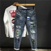 Heren jeans herenjeans gebroken taps toelopend gescheurd met gedrukte broek grafische retro Koreaanse mode gescheurde slanke fit man cowboy broek ontwerper gaten t240419