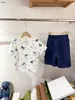 Klasikler bebek eşofmanları erkekler kısa kollu takım elbise çocuk tasarımcısı kıyafet boyutu 100-160 cm tişört ve cep koyu mavi şort