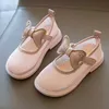 Sandaler flickor sandaler beige mesh andningsbara ihåliga utplatta flickor casual skor rosa mode non-halp mjuk botten barn baby sandaler 240419