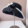 Chapeaux à bord large de style hepburn français camellia paille bouclée bouclée du chapeau de paille de mer de la mer pour la mer de la mer en noir et blanc