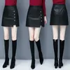 春の秋のボタンパッチワークA-LineHalf Skirtブラックオールマッチハイウエストソリッドヒップビンテージエレガントな女性服240418