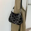 Tassen gigifox 2022 zwarte gotische witte mode hete uitverkoop zwarte goth heart chains crossbody schoudertassen portemonnee dames onderarm tassen